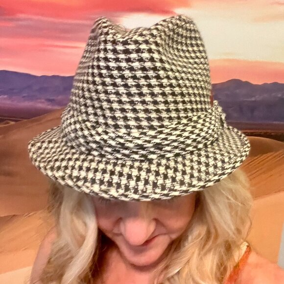 Vintage Larchmont Houndstooth Wool Fedora Hat w/ Red Feather – Size 7 - Picture 1 of 5